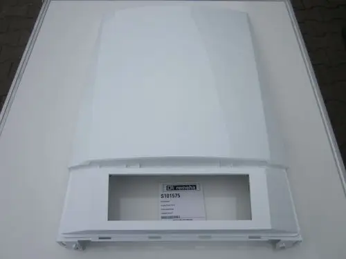 Weiße Vorderwand eines Remeha Produkts mit einem offenen Bereich für Bedien- oder Displayelemente, auf einer neutralen Fläche positioniert.